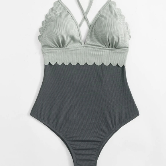 Textured Colorblock Scalloped Swimsuit - Picture 3 of 6